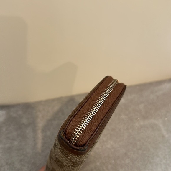 Authentic Gucci logo tassel wallet - Picture 3 of 5